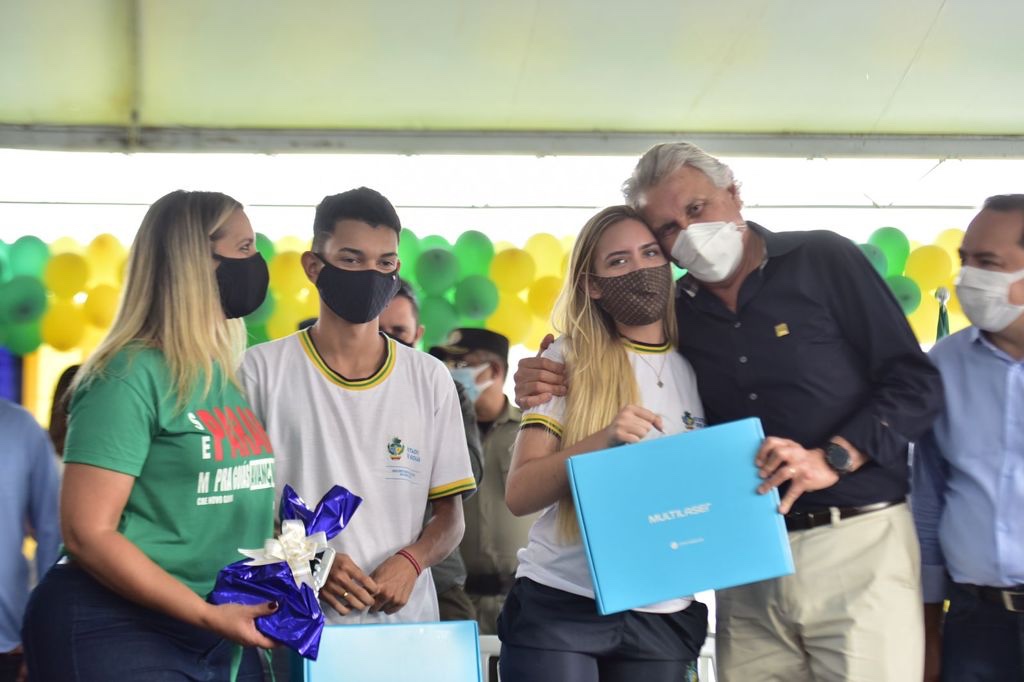 Caiado entrega computadores e moradias em Valparaíso de Goiás