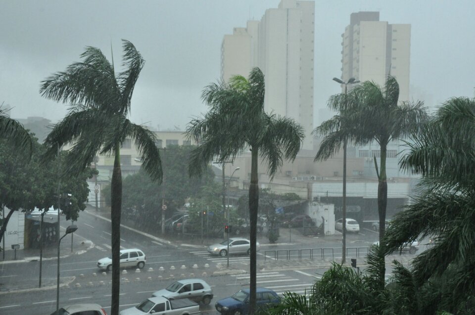 Alerta de chuvas com rajadas de vento em Goiás