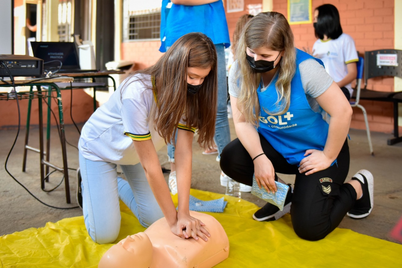 Hugol nas Escolas retoma atividades abordando primeiros socorros