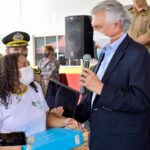 Em Nerópolis, Caiado inaugura ampliação da 21ª CIBM, entrega viatura e 379 Chromebooks para estudantes