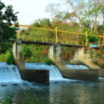 Em Goiânia, Caiado abre comporta de barragem para equilibrar vazão do Meia Ponte