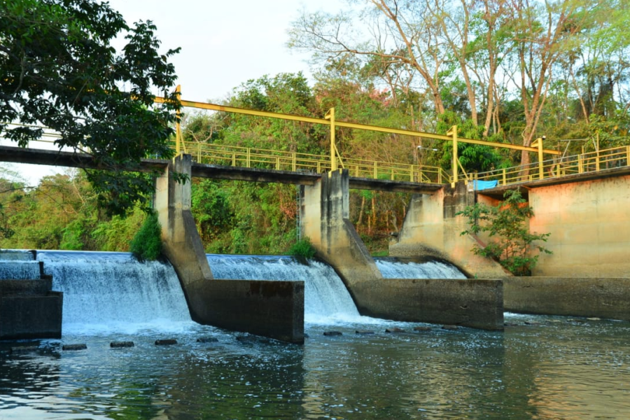 Em Goiânia, Caiado abre comporta de barragem para equilibrar vazão do Meia Ponte