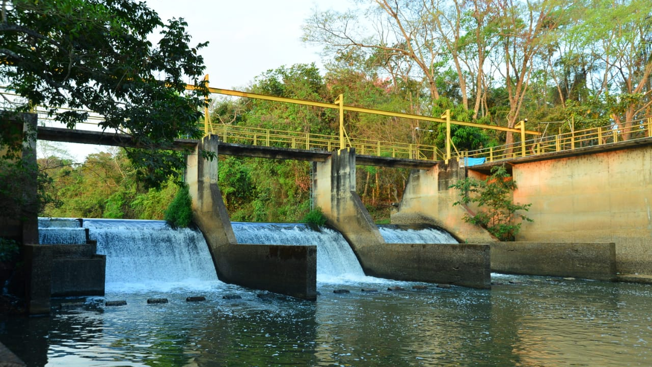 Em Goiânia, Caiado abre comporta de barragem para equilibrar vazão do Meia Ponte