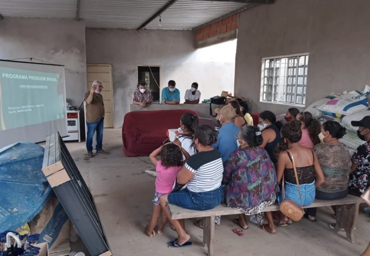 Agehab atende famílias de Itumbiara com coleta de assinaturas em escrituras do bairro Wilsina Barbosa