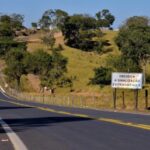 Ao lado do ministro de Infraestrutura, Tarcísio de Freitas, Caiado entrega de trecho da BR-070