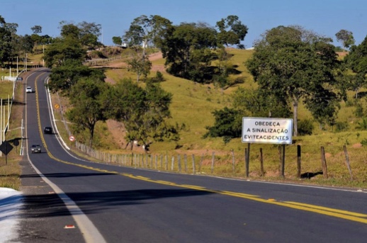 Ao lado do ministro de Infraestrutura, Tarcísio de Freitas, Caiado entrega de trecho da BR-070