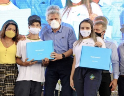 Nos 171 anos de Orizona, Caiado entrega 224 Chromebooks  e participa da inauguração de complexo esportivo