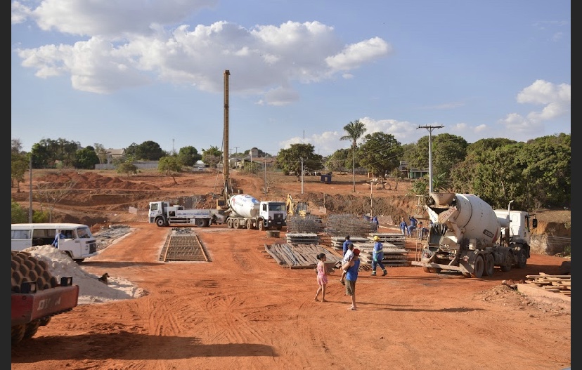 Obras do Eixo Leste-Oeste 01 avançam com pavimentação de trechos e construção de pontes