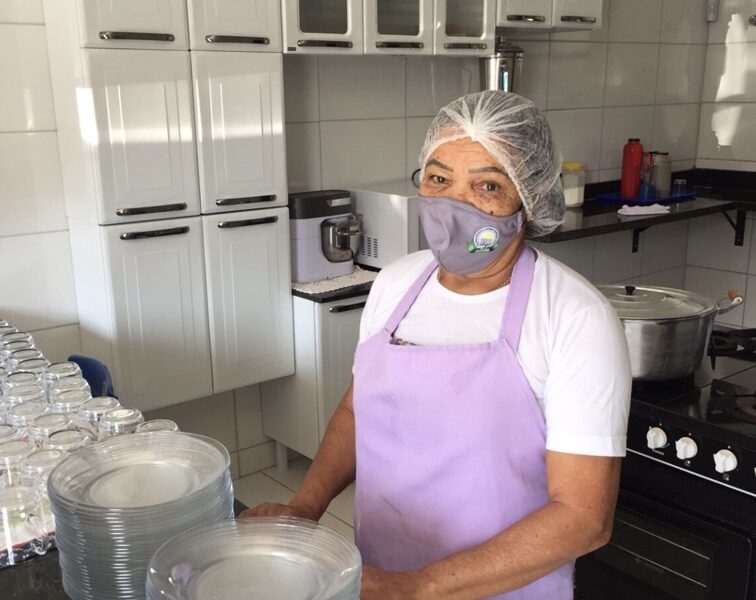 Merendeira vê obras de transformação em cozinha de escola após 30 anos