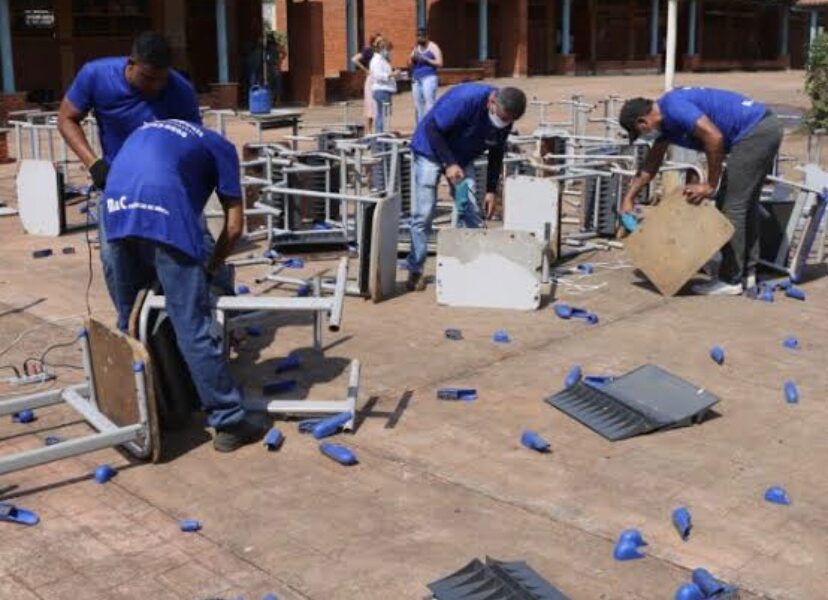 Carteiras de colégio em Aparecida de Goiânia são reformadas