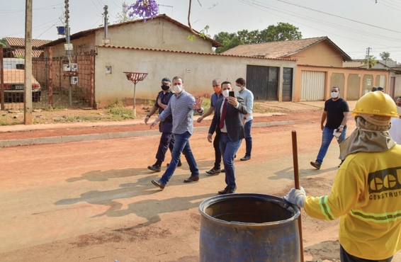 Prefeito de Aparecida de Goiânia, Gustavo Mendanha, vistoria obras de pavimentação no Parque das Nações e Bairro Itapuã