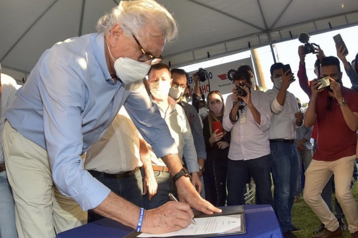 Governador Ronaldo Caiado entrega 70 veículos para Agrodefesa