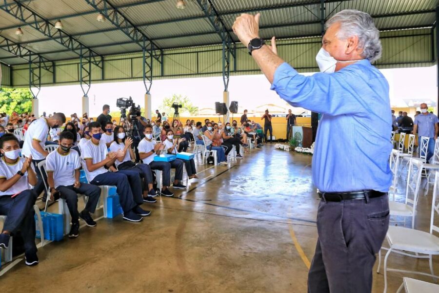 Em celebração aos 110 anos de Caldas Novas, Caiado inaugura delegacias e distribui Chromebooks