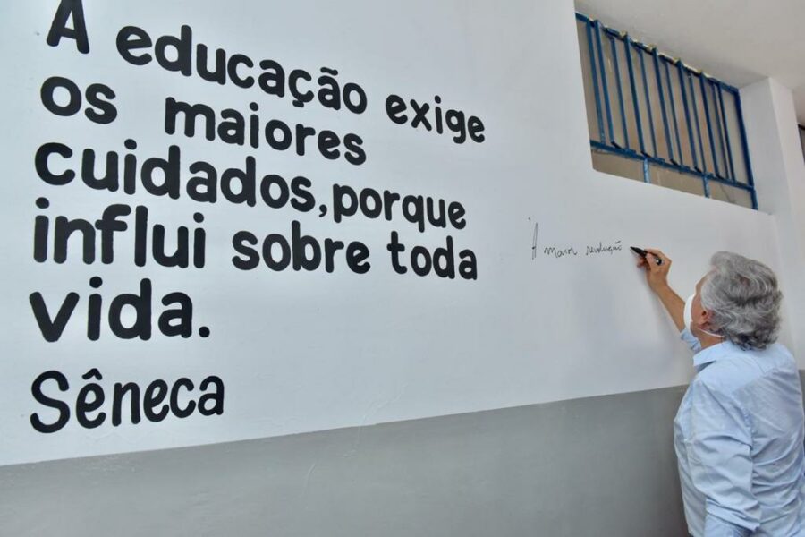 Governo de Goiás paga ajuda de custo de até R$ 3.275 para 39 mil servidores da Educação