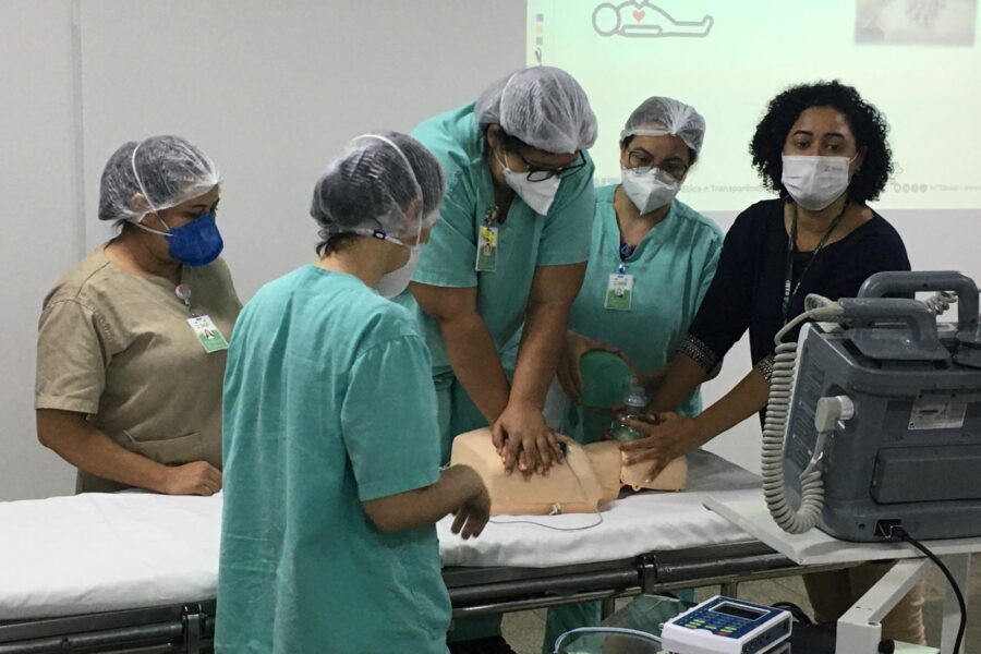 Hugo oferece treinamento de manobras de salvamento aos profissionais