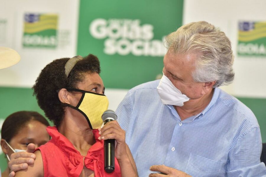 Governo alcança 10 mil cartões do Mães de Goiás entregues no Entorno do DF