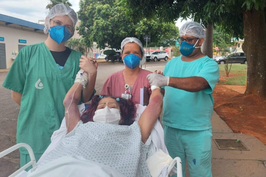 Hugo promove momento ao ar livre para paciente internada há 38 dias