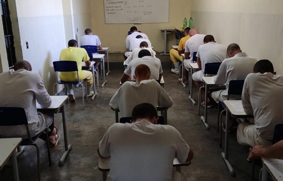 Mais de 1.200 presos de Goiás participam de exame para conclusão dos estudos
