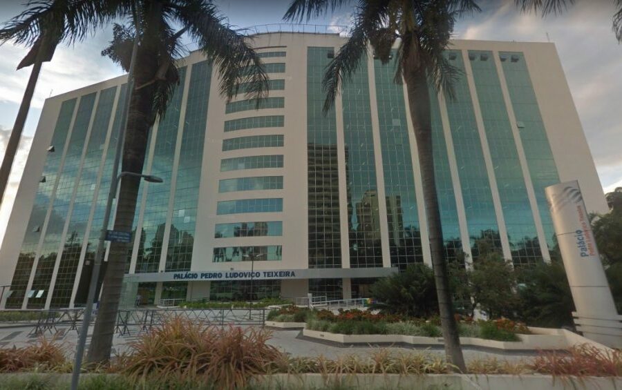 Estado decreta ponto facultativo e transferência de feriado