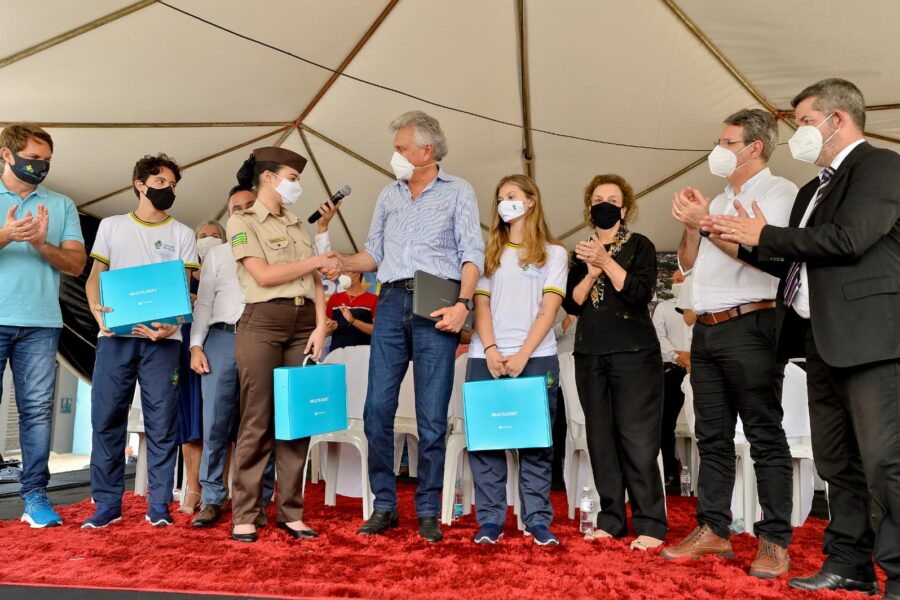 Nos 68 anos de Rubiataba, Caiado entrega reforma de escola e distribui chromebooks