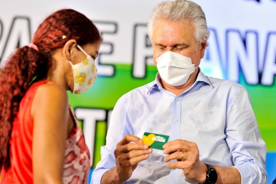 Em Planaltina, Caiado entrega cartões do Mães de Goiás e Chromebooks