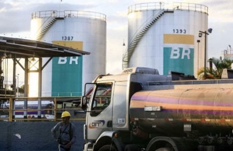 Petrobras admite risco de desabastecimento de combustíveis em novembro