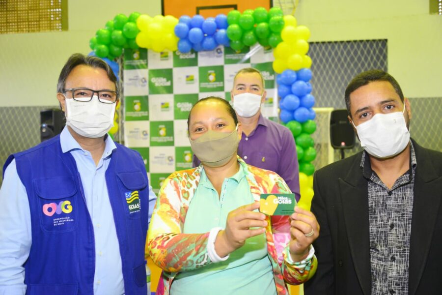 Governo entrega 950 cartões do Mães de Goiás, em Cocalzinho