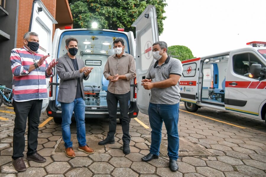 Governo entrega duas novas ambulâncias para o HGG