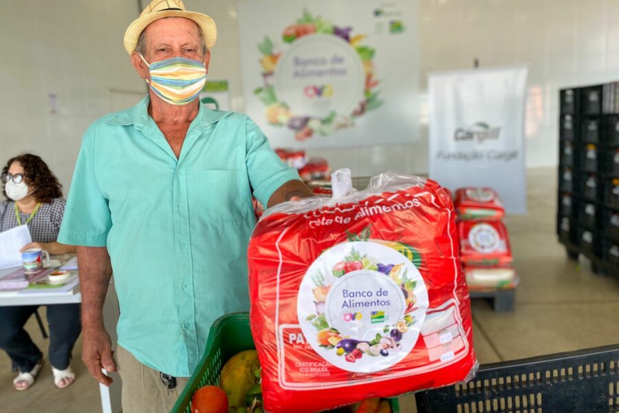 Famílias cadastradas no Banco de Alimentos da OVG recebem cestas básicas