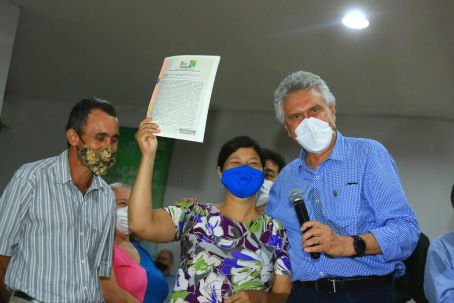 Em Jataí, Caiado, entrega escrituras de imóveis, vistoria hospitais, autoriza obras em escola e licita pavimentação da GO-180