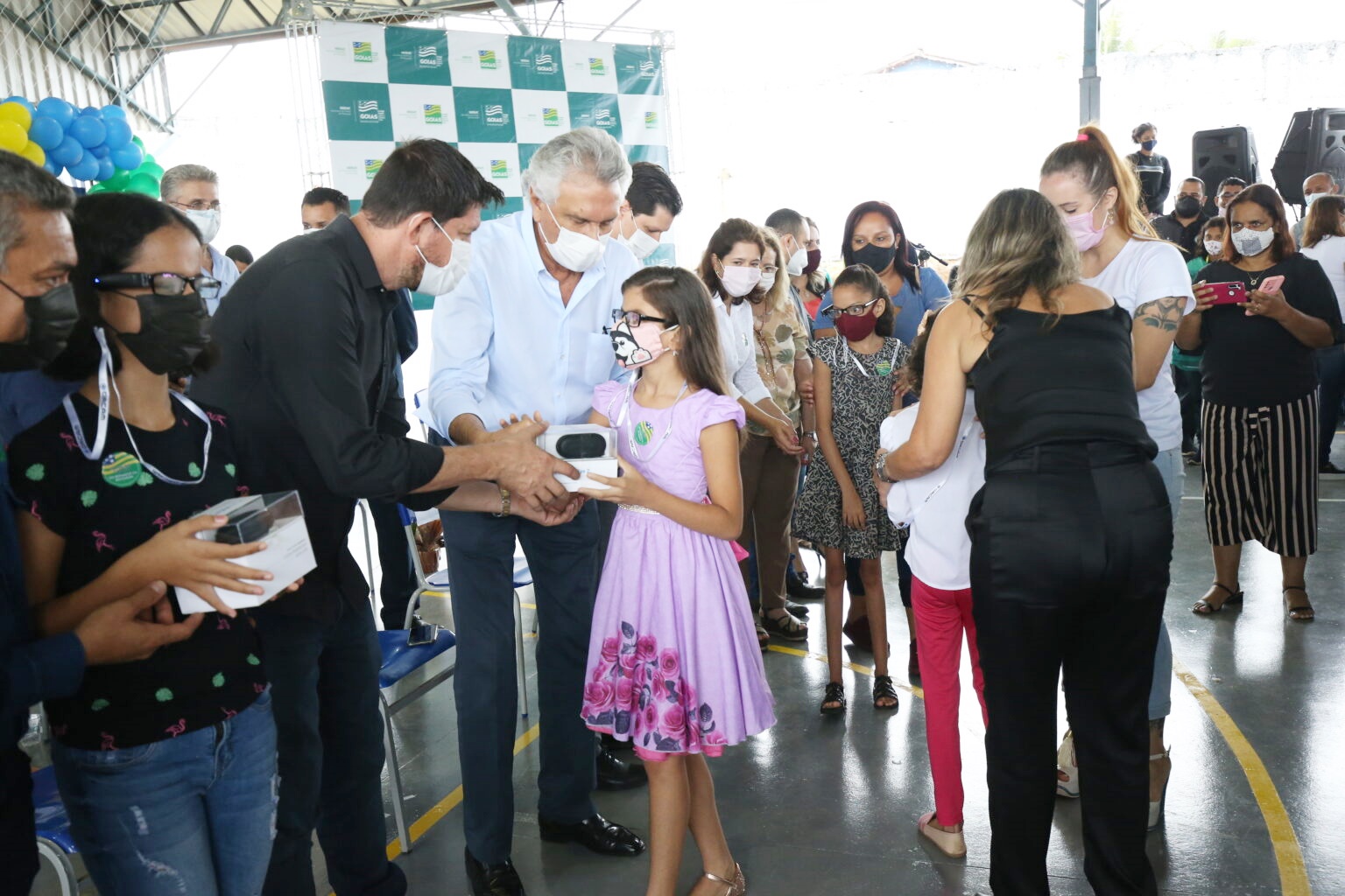 Governo entrega aparelho de leitura para estudantes de Aparecida de Goiânia