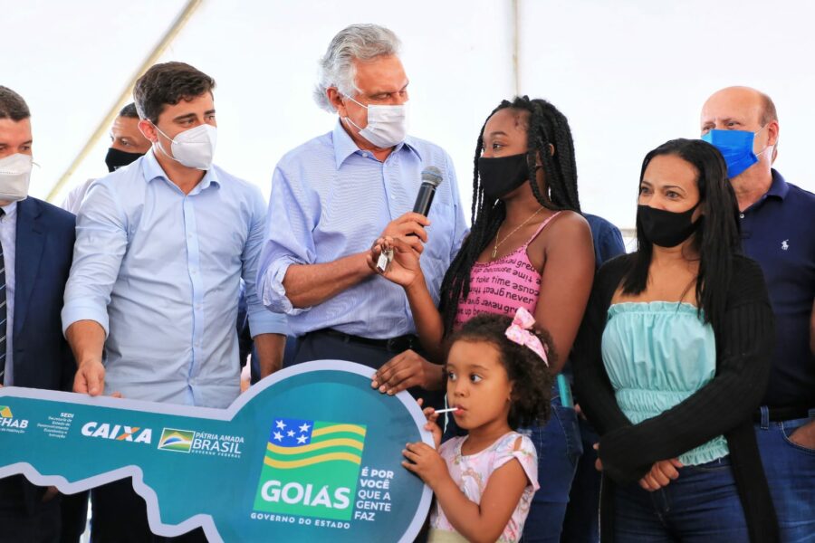 Caiado entrega 138 moradias, berçário para unidade prisional e inaugura trecho da GO-010 Em Luziânia