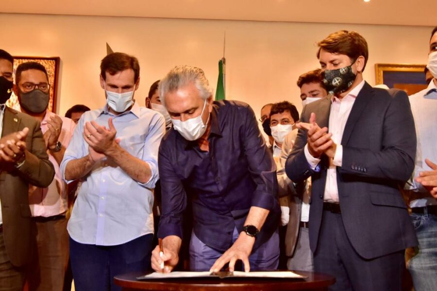 Sancionadas Leis Dignidade Menstrual e Bolsa Estudo para combate à evasão escolar