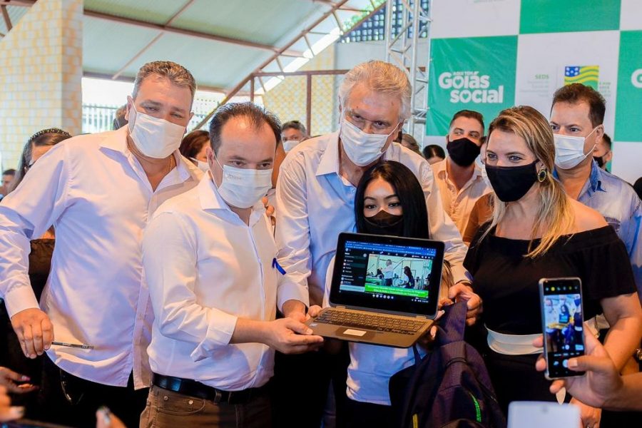 Em Valparaíso, Caiado entrega cartões do Programa Mães de Goiás e Chromebooks