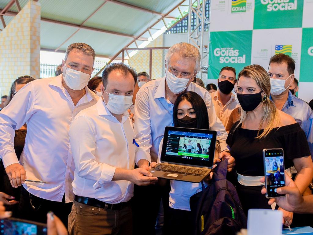 Em Valparaíso, Caiado entrega cartões do Programa Mães de Goiás e Chromebooks