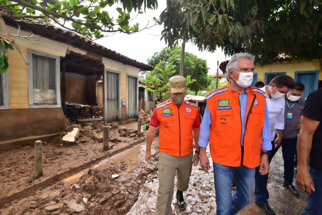 Caiado vistoria distrito de Lagolândia alagado por forte chuva