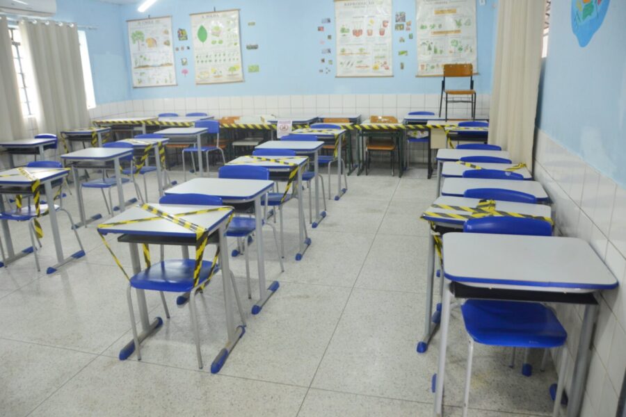 Reforma e substituição de carteiras escolares já atenderam 183 colégios em todo o Estado