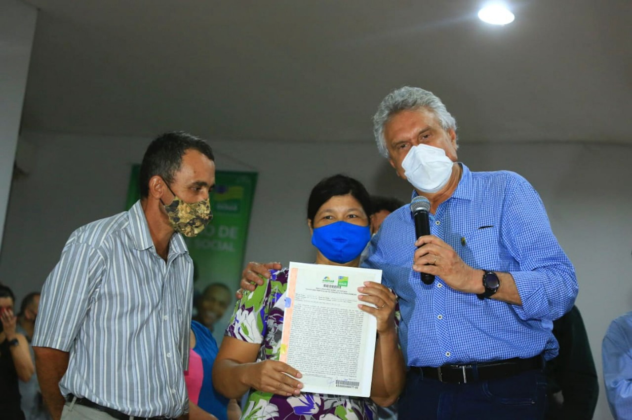 Agehab entrega 674 escrituras durante Mutirão Iris Rezende