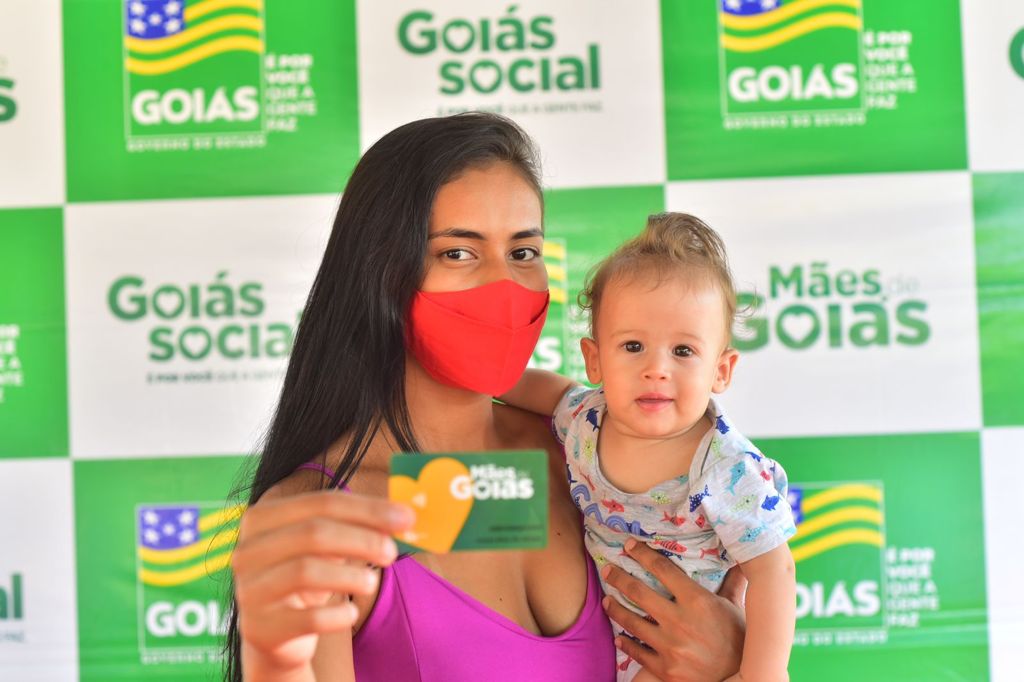 Caiado entrega cartões do Mães de Goiás e Chromebooks em Cristalina, no Entorno do DF