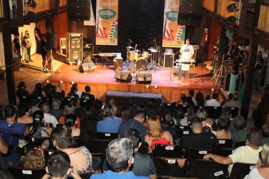 Aberto o 20º Canto da Primavera, em Pirenópolis