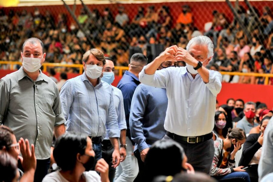 Caiado entrega 1.337 cartões do programa Mães de Goiás, em Alexânia