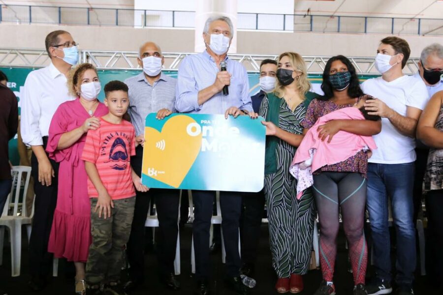 Três mil famílias de Goiânia e Aparecida recebem cartões do Aluguel Social