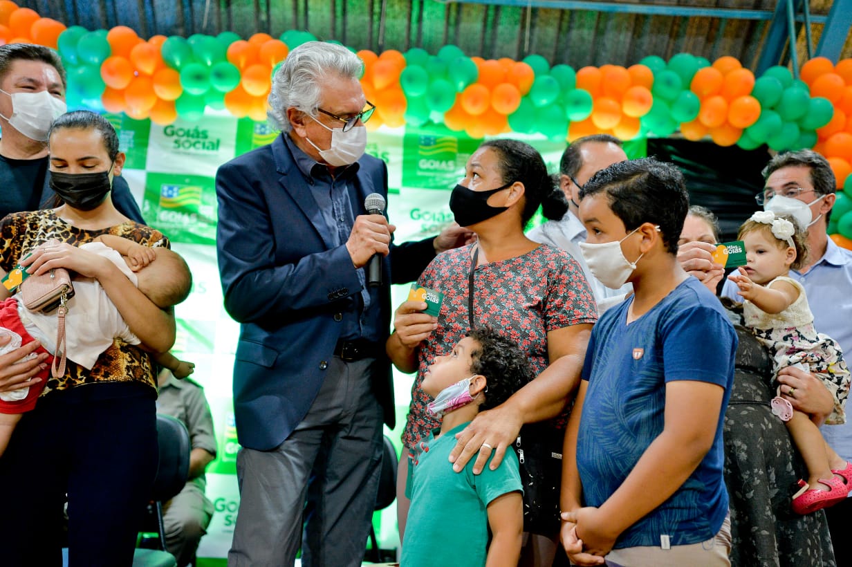 Caiado entrega de 264 cartões do Programa Mães de Goiás em Pirenópolis