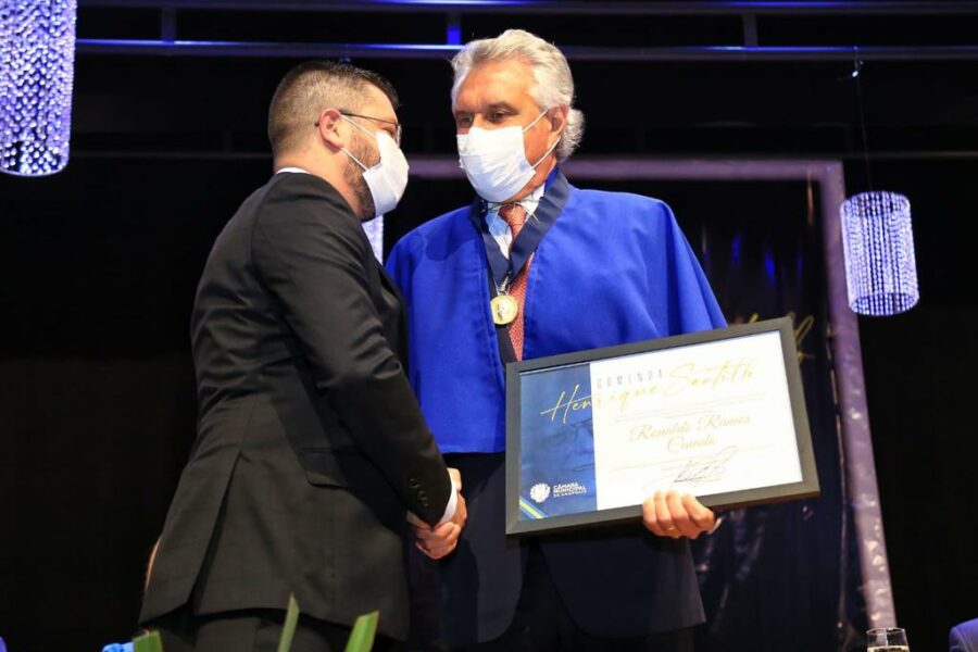 “Santillo enfrentou o Césio. Eu, a pandemia. Em momento algum nos acovardamos.”, compara Caiado ao receber comenda