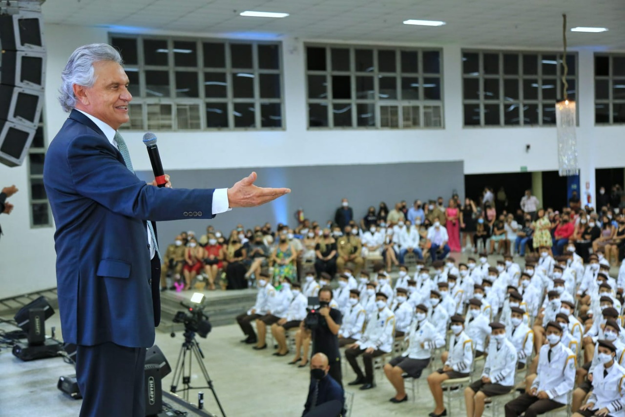 Caiado prestigia a formandos do ensino médio de colégios militares de Aparecida e Canedo