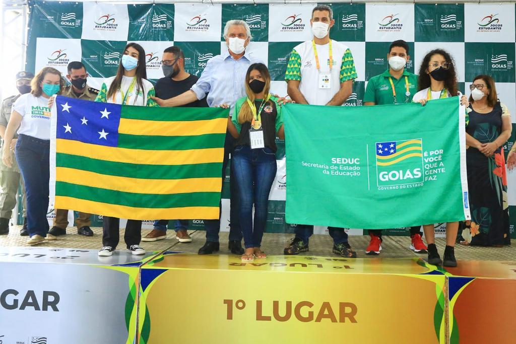 Caiado entrega premiação a vencedores dos Jogos Estudantis de Goiás na categoria Juvenil