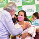 Caiado entrega 2.461 cartões do Mães de Goiás em quatro municípios, nesta quinta (30)