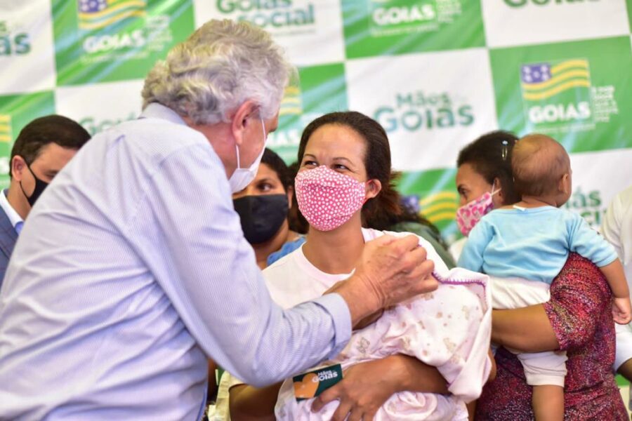 Caiado entrega 2.461 cartões do Mães de Goiás em quatro municípios, nesta quinta (30)
