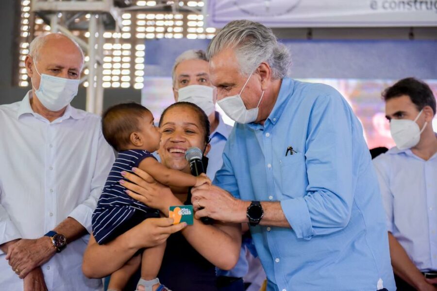 Caiado entrega 2.461 cartões do Mães de Goiás nas regiões Norte e Nordeste