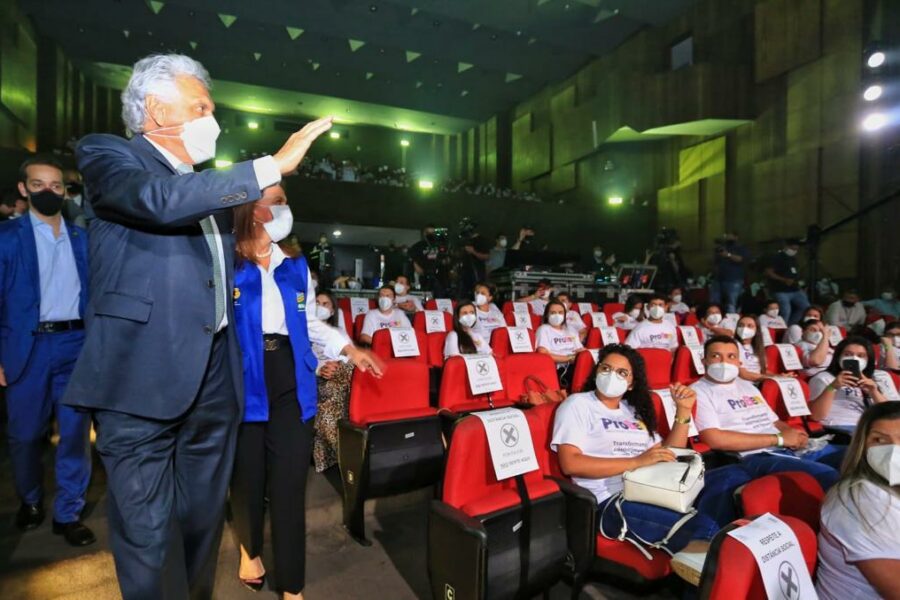 Caiado contempla universitários com aluguel social no valor de R$ 350